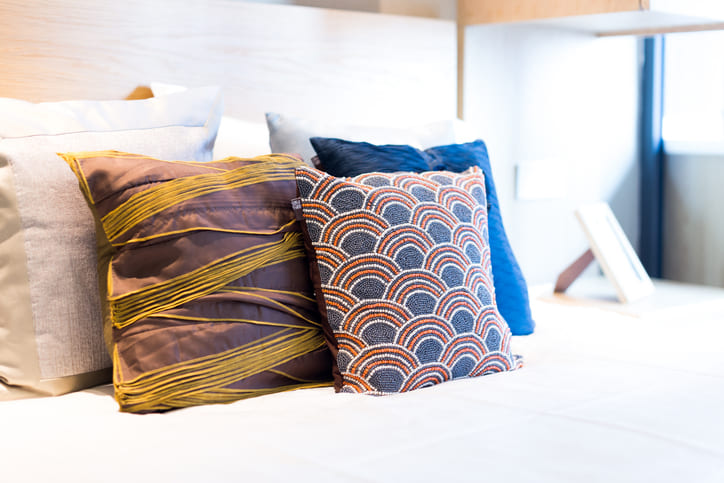 How to Set Up Pillows on a Bed: Expert Tips for Cozy Style